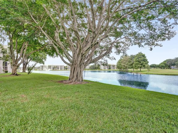 9235 Lagoon Pl 207, Davie FL 33324