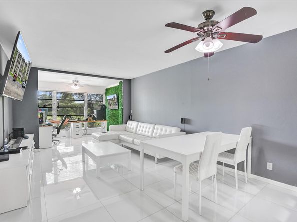 9235 Lagoon Pl 207, Davie FL 33324