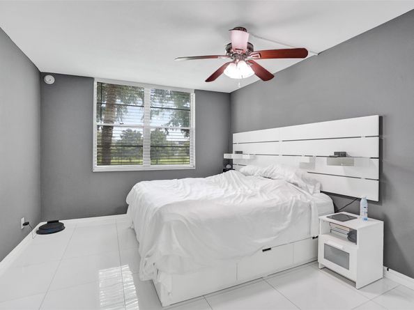 9235 Lagoon Pl 207, Davie FL 33324