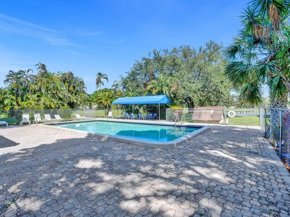9235 Lagoon Pl 207, Davie FL 33324