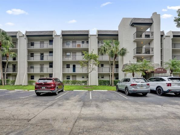 9235 Lagoon Pl 207, Davie FL 33324