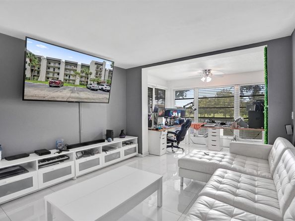 9235 Lagoon Pl 207, Davie FL 33324