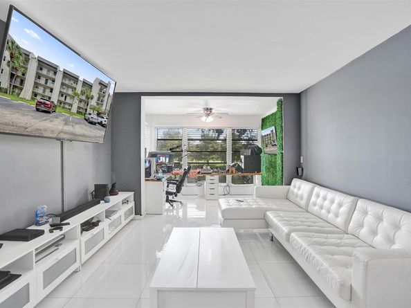 9235 Lagoon Pl 207, Davie FL 33324