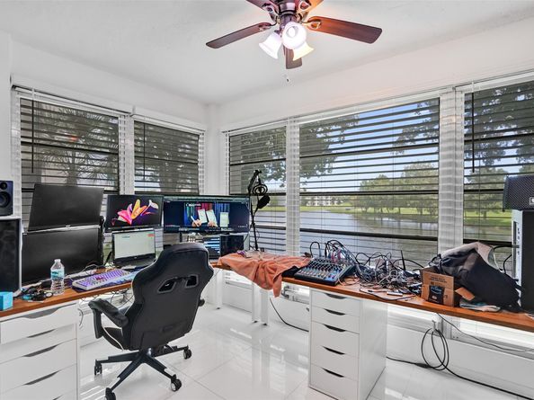 9235 Lagoon Pl 207, Davie FL 33324