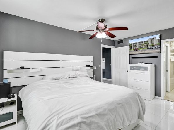 9235 Lagoon Pl 207, Davie FL 33324