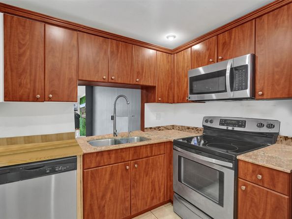 9235 Lagoon Pl 207, Davie FL 33324