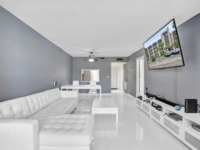 9235 Lagoon Pl 207, Davie FL 33324