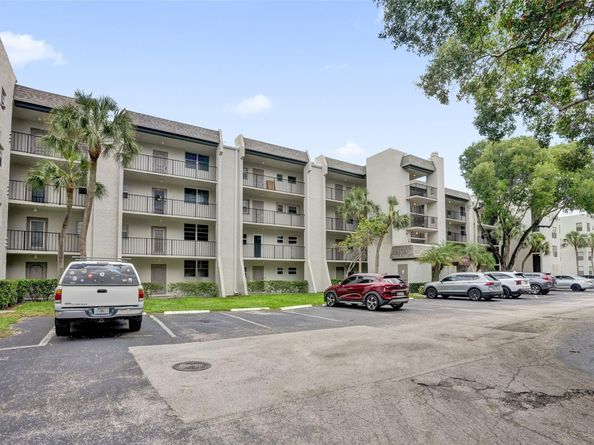 9235 Lagoon Pl 207, Davie FL 33324