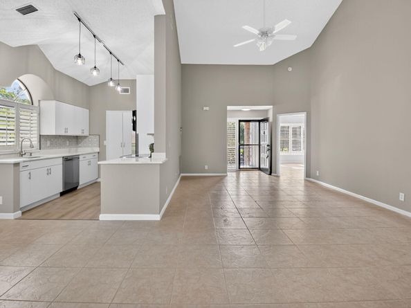 8041 Aberdeen Drive 202, Boynton Beach FL 33472