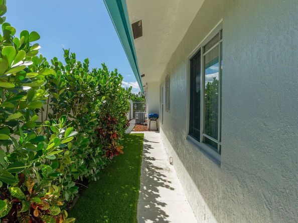 951 Green Street, West Palm Beach FL 33405
