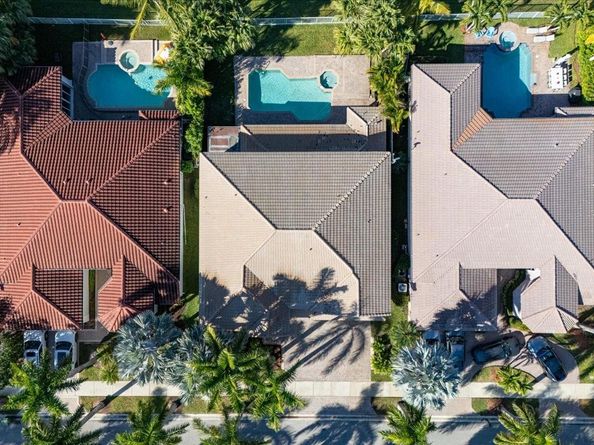 2543 Hunters Run Way, Weston FL 33327