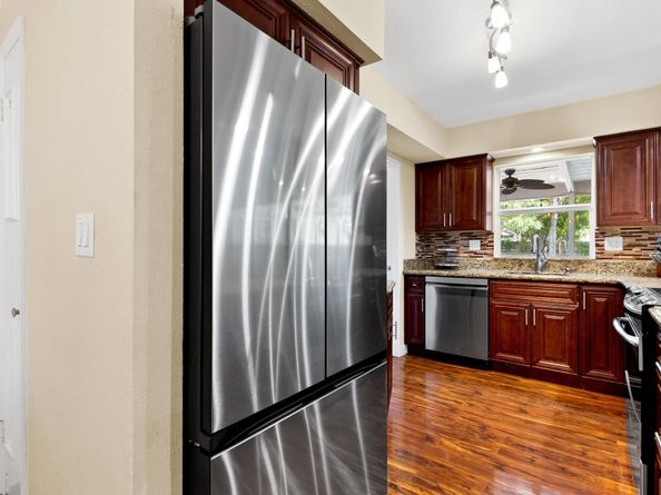 806 SE 9th Ave, Deerfield Beach FL 33441