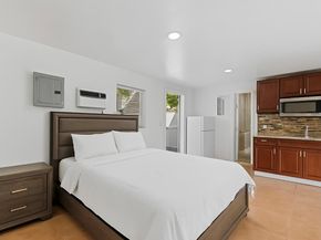 31 Miami Gardens Rd, West Park FL 33023