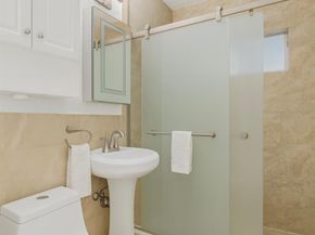 31 Miami Gardens Rd, West Park FL 33023