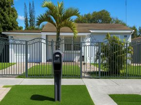 31 Miami Gardens Rd, West Park FL 33023