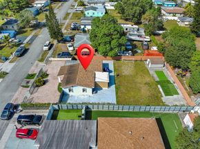 31 Miami Gardens Rd, West Park FL 33023