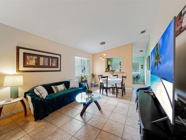 650 NW 78th Ter 201, Pembroke Pines FL 33024