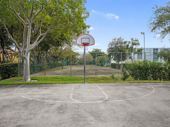 650 NW 78th Ter 201, Pembroke Pines FL 33024