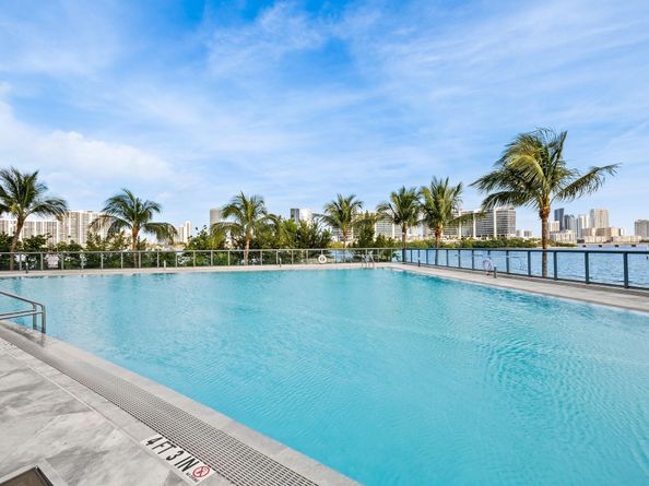 3300 NE 188th St UPH09, Aventura FL 33180