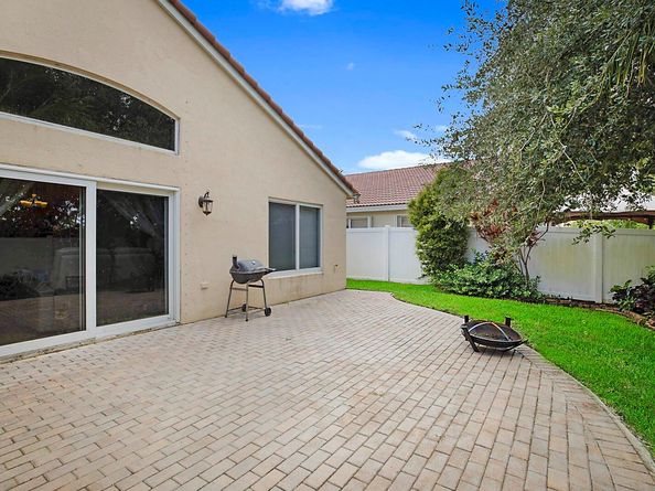 18643 SW 15th St, Pembroke Pines FL 33029