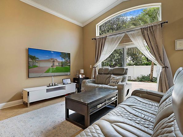 18643 SW 15th St, Pembroke Pines FL 33029