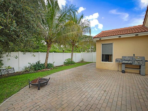 18643 SW 15th St, Pembroke Pines FL 33029