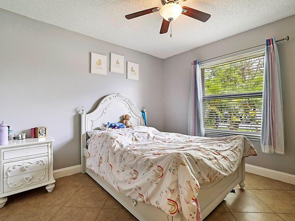 18643 SW 15th St, Pembroke Pines FL 33029