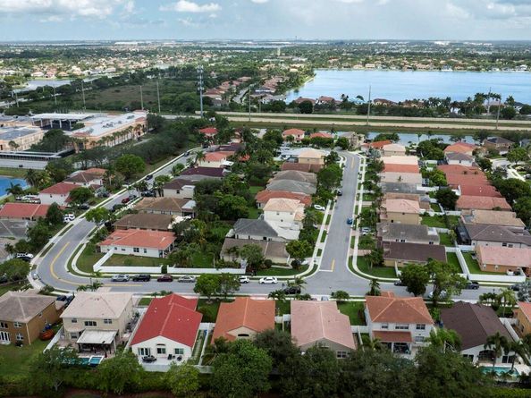 18643 SW 15th St, Pembroke Pines FL 33029
