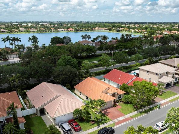 18643 SW 15th St, Pembroke Pines FL 33029