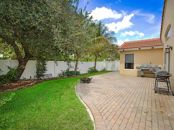 18643 SW 15th St, Pembroke Pines FL 33029
