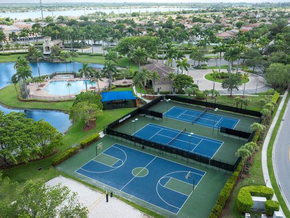 18643 SW 15th St, Pembroke Pines FL 33029