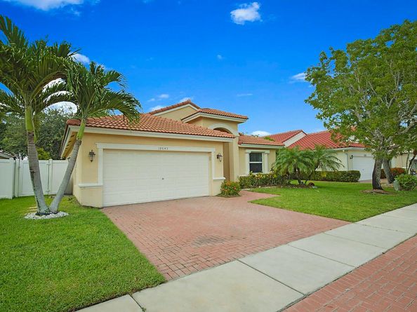 18643 SW 15th St, Pembroke Pines FL 33029