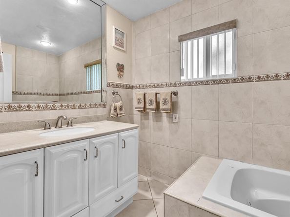 4220 NW 49th Ave, Lauderdale Lakes FL 33319