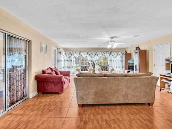 4220 NW 49th Ave, Lauderdale Lakes FL 33319