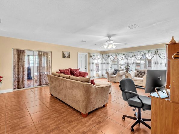 4220 NW 49th Ave, Lauderdale Lakes FL 33319