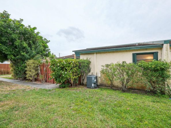 1091 Manor Dr, Palm Springs FL 33461