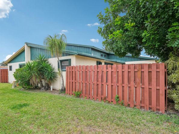 1091 Manor Dr, Palm Springs FL 33461