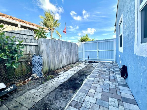 946 Mcintosh Street, West Palm Beach FL 33405