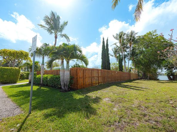 1924 NE 18th St, Fort Lauderdale FL 33305