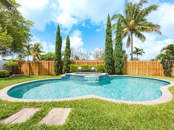 1924 NE 18th St, Fort Lauderdale FL 33305