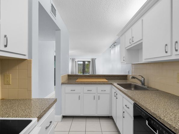 2920 NE 8th Ter 103, Oakland Park FL 33334