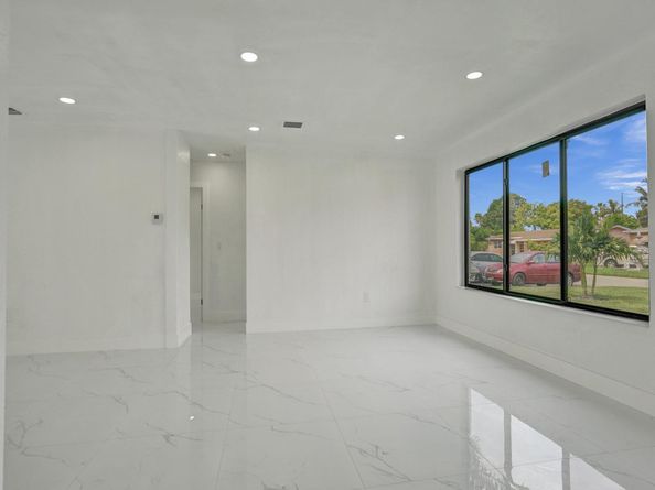 2301 Alcazar Dr, Miramar FL 33023