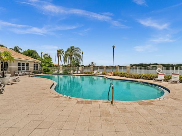 5011 Wiles Road 206, Coconut Creek FL 33073