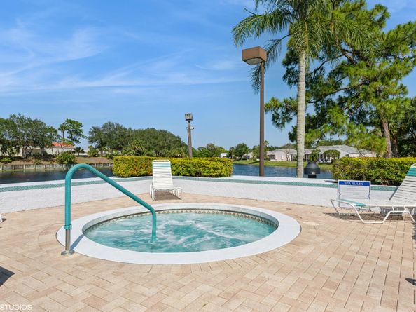 805 Harbour Pointe Way, Greenacres FL 33413