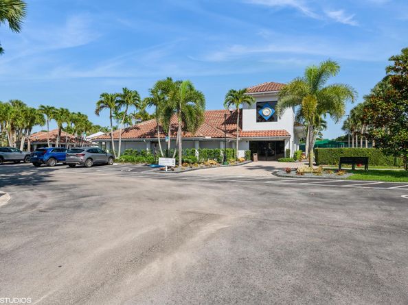 805 Harbour Pointe Way, Greenacres FL 33413