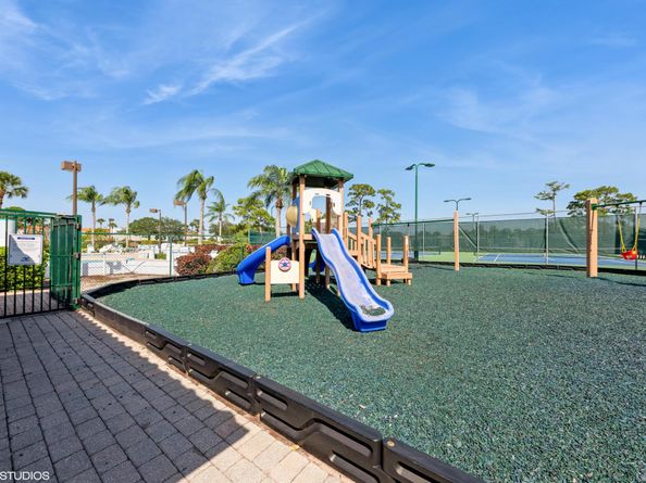 805 Harbour Pointe Way, Greenacres FL 33413