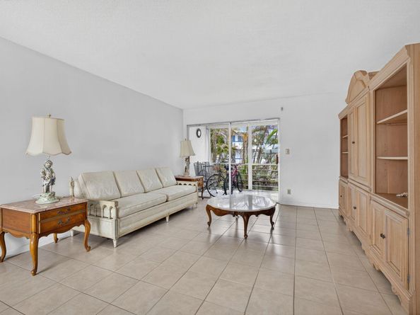 26 Golfs Edge F, West Palm Beach FL 33417