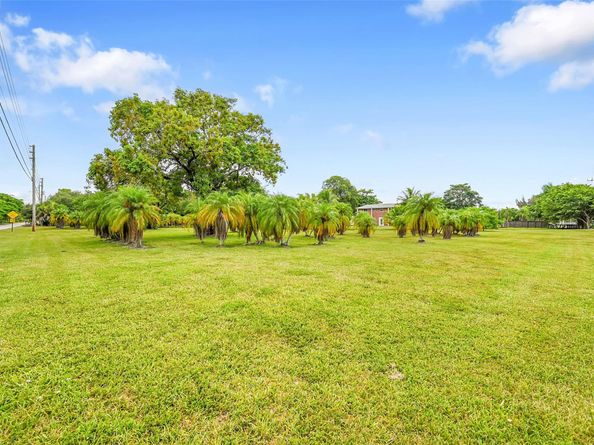 1201 N Old Hiatus Rd, Plantation FL 33323