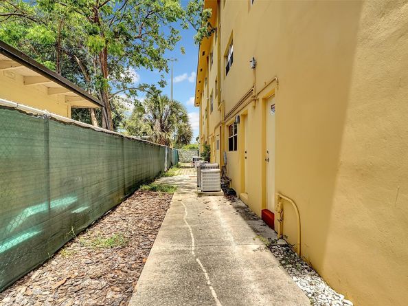 744 NE 14th Ave 4, Fort Lauderdale FL 33304
