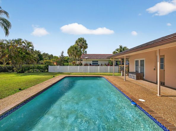 1733 NW 92 Way, Coral Springs FL 33071